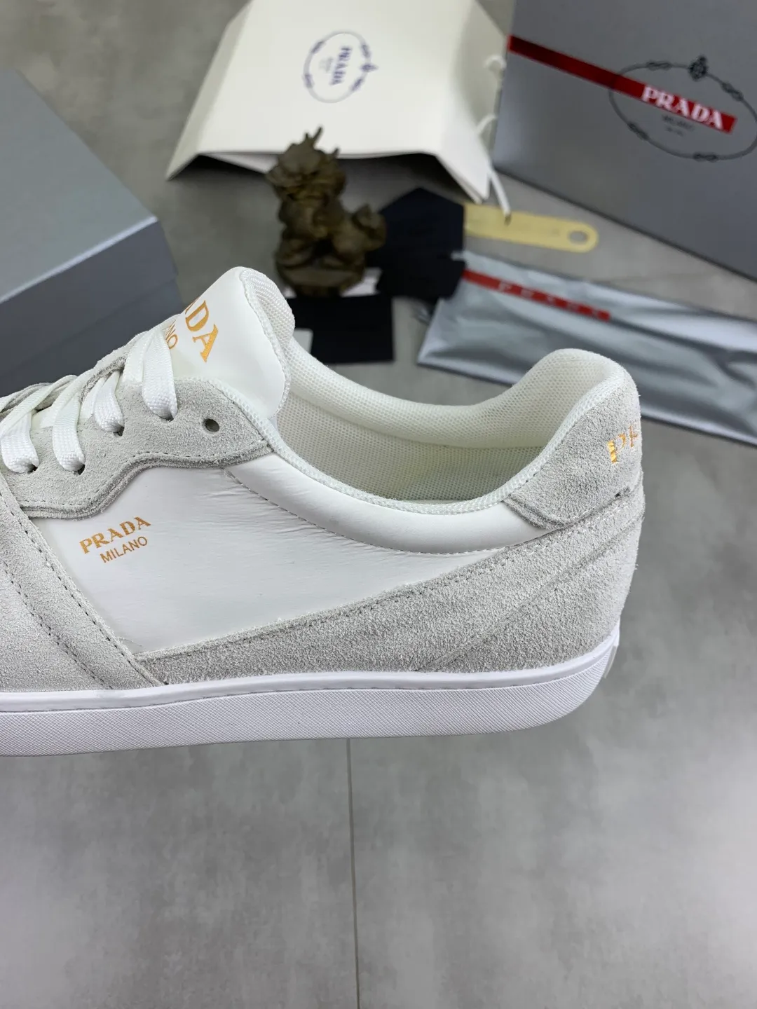 Men's shoes 💰P560💰[New model] The top version is available on the official website, 🆘 The trendy brand (Prada) mainly promotes the popular model, avant-garde and versatile fashionable men's shoes, private version mold opening, cowhide surface splicing 1:1.. Stylish and simple, original imported cowhide lining cowhide feet; the atmosphere and personality are more fashionable, eye-catching and pursuing class. It will subvert the old idea and be a must-have for fashionistas with you! Must keep it for yourself! Tall and comfortable, large and low, high-end quality workmanship. Official website’s new high-end outsole. Size: 38-45. Multiple colors available.